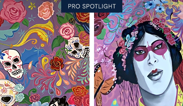 Un colorido mural de techo inspirado en el Día de los Muertos exhibe rosas, múltiples calaveras de azúcar y una geisha en colores de pintura vibrantes, incluidos rosa, azul, amarillo, rojo y verde.