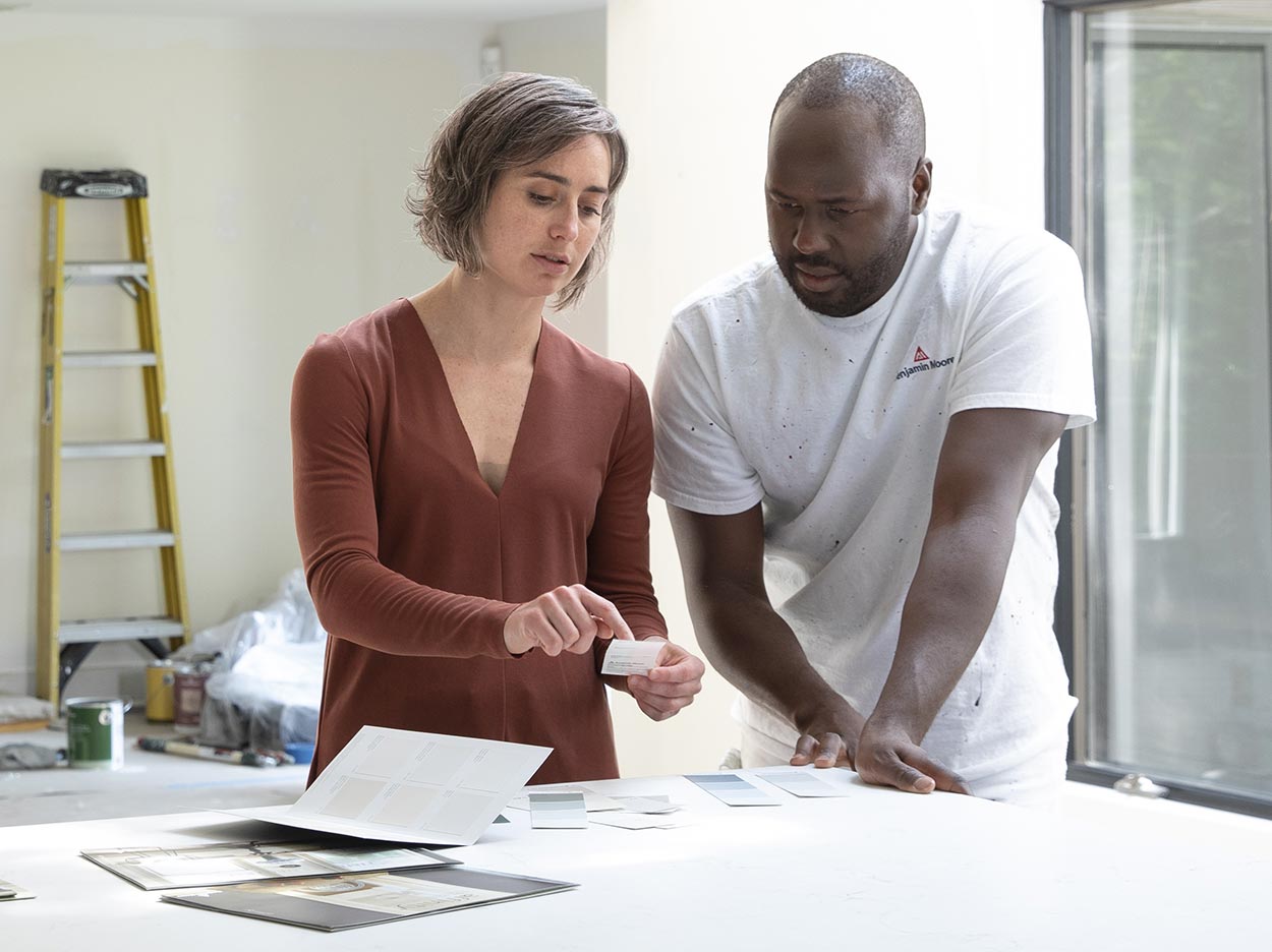 Un client et un entrepreneur examinent des échantillons de peinture