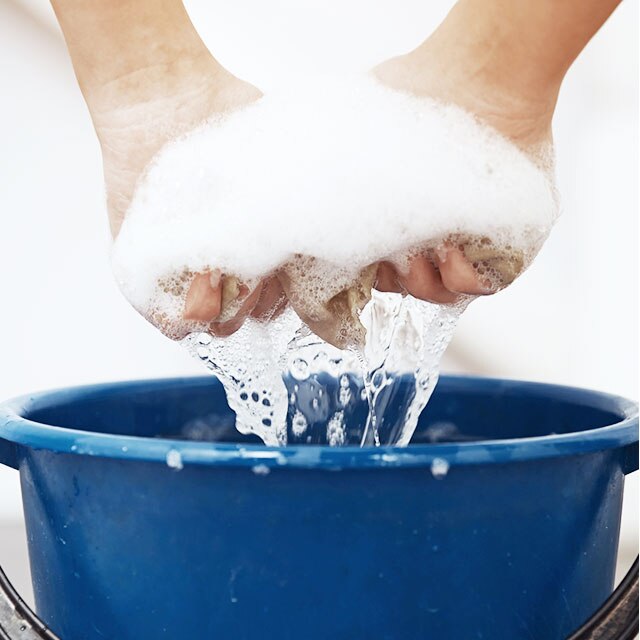 Herramientas de pintura lavándose en agua tibia con jabón