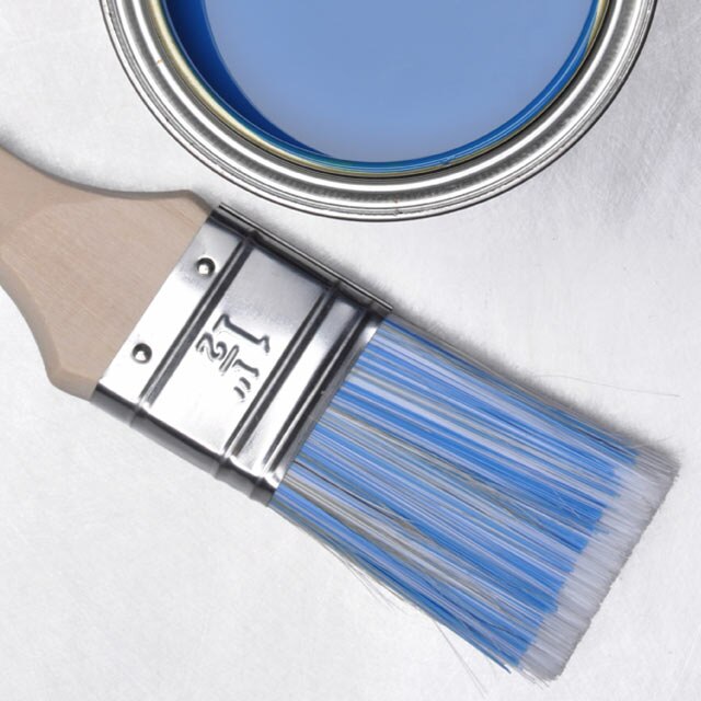 Un pinceau couvert de peinture bleue