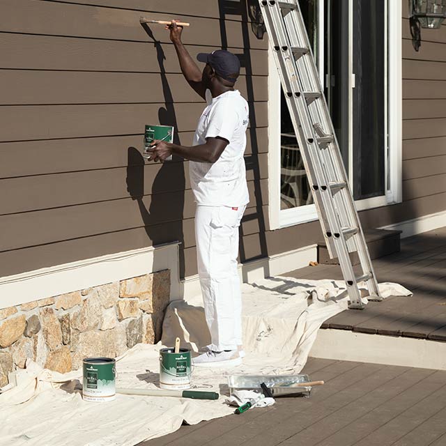 Paint roller outlet for exterior walls