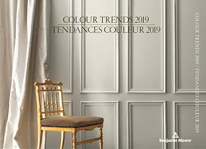 Un mur peint en gris et des rideaux de soie crème encadrent une chaise élégante en bois doré. Couleur de l’année 2019 Un mur peint en gris et des rideaux de soie crème encadrent une chaise élégante en bois doré. Couleur de l’année 2019