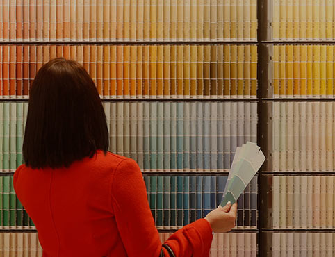 Plusieurs clients explorent les options de couleurs dans un magasin Benjamin Moore.