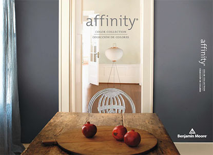 Table rustique en planches avec murs gris-bleu et grenades. Table rustique en planches avec murs gris-bleu et grenades.
