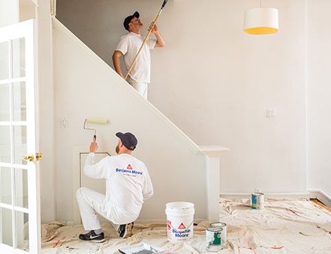 Des entrepreneurs travaillent en équipe dans une maison en utilisant les peintures Benjamin Moore