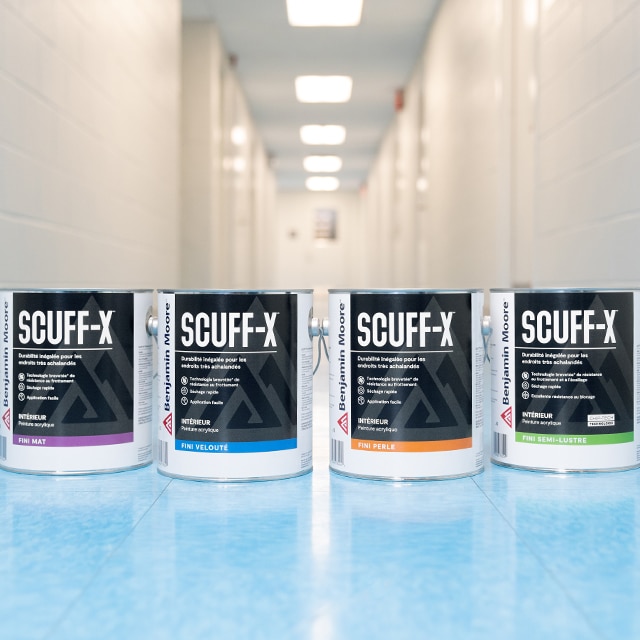 Quatre contenants de peinture d’intérieur Scuff-X en finis mat, velouté, satin et semi-lustre.