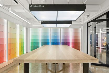 Chambre des couleurs dans les salles d’exposition Benjamin Moore Benjamin Moore pour l’examen et la sélection des couleurs par les architectes et designers