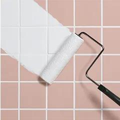 Miniatura: Primer plano del imprimador Insl-X® Stix® aplicándose con rodillo sobre una superficie de placa para techos rosa.
