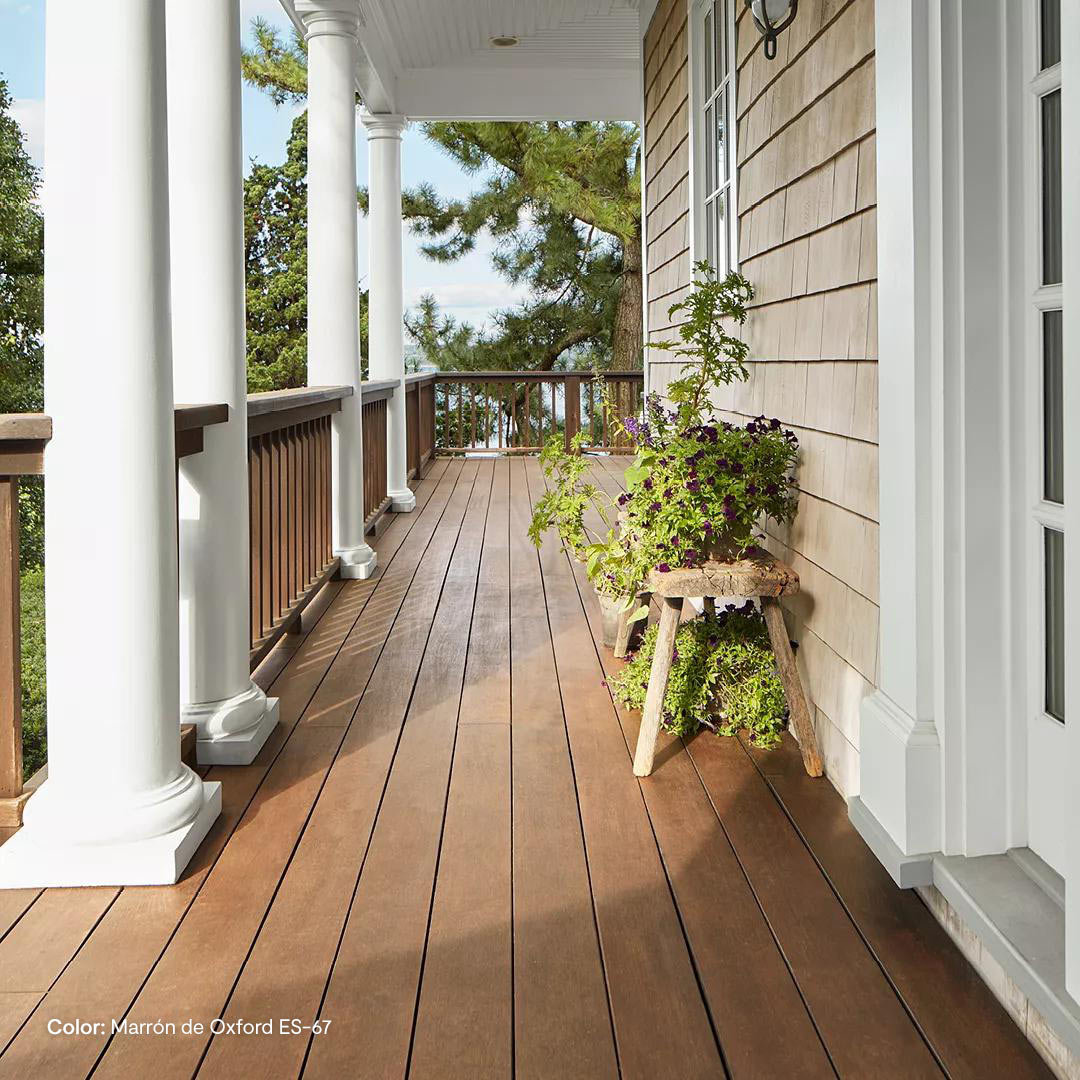 Porche delantero con tinte para exteriores al aceite traslúcido Woodluxe en Marrón de Oxford ES-67