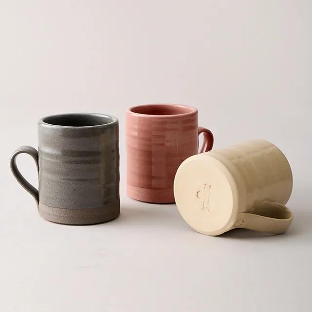 Tres tazas de cerámica en marrón tenue, arcilla terracota y tonos bronceados.