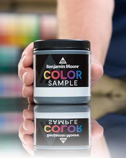 Una muestra de color de pintura de 8 oz de Benjamin Moore.