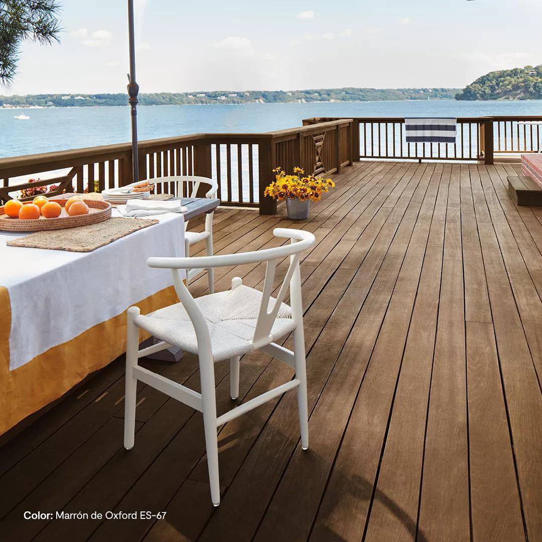 Zona de comedor en exteriores con tinte para exteriores al aceite traslúcido Woodluxe en Marrón de Oxford ES-67