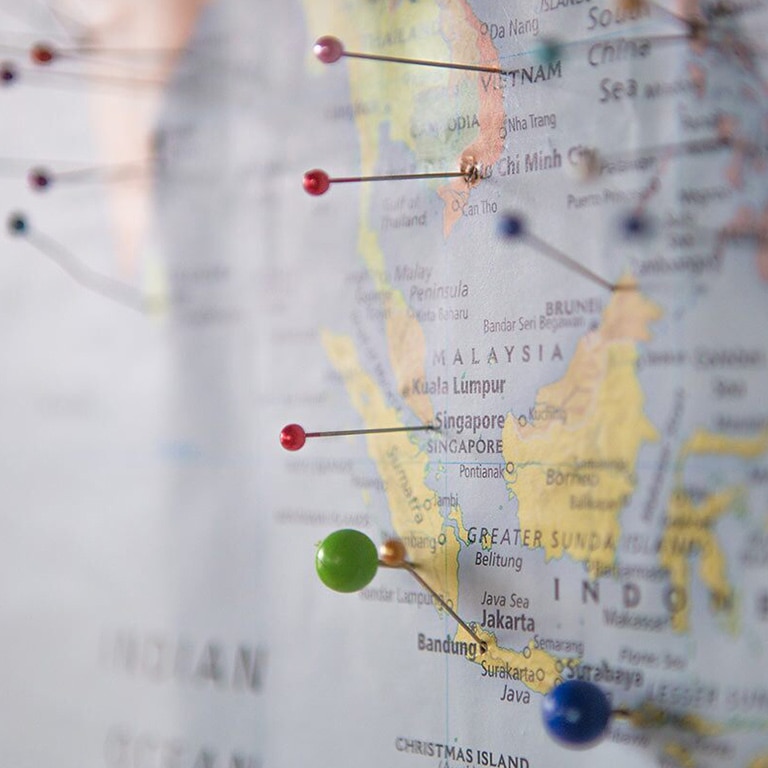 Mapa del mundo con alfileres por todas partes que indican la presencia global de Benjamin Moore.